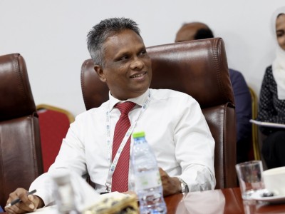 މަގުތަކުގެ ކަންމަތީގައި ރެޑްލައިން ދަމައި، ލައިން މަތީ ޕާކުކުރާ އުޅަނދުތައް ޓޯކުރަނީ