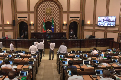 ގޯތީގެ މައްސަލާގައި އެމްޑީޕީގެ މެންބަރުން މަޖިލީހުގެ ނިޒާމު ގެއްލުވާލުމާއެކު ޖަލްސާ މެދުކަނޑާލައިފި