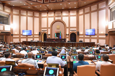 މަޖިލީހުގެ ތަޅުމުގައި ބަންގީގެ އަޑު އިއްވައި، ނަމާދަށް މެދުކަނޑާލަނީ