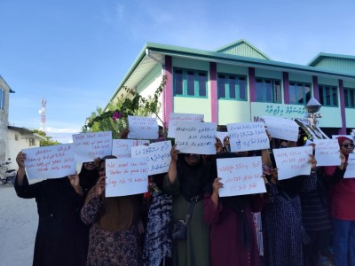 އިސްލާމް ޓީޗަރަކަށް ބަދުއަޚުލާގީ ތުހުމަތުތަކެއް ކުރެވޭތީ ނައިފަރުގައި ބެލެނިވެރިން މުޒާހަރާކުރަނީ