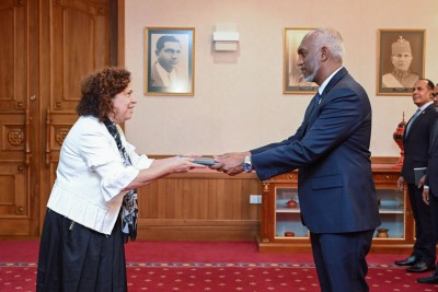 އީޔޫ އާއި ތިން ގައުމެއްގެ ސަފީރުން ރައީސަށް ފަތްކޮޅު އަރުވައިފި