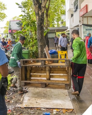 ހުޅުމާލޭ ދުވާރުމަތީ ބަހައްޓާފައި ހުންނަ ގޮނޑިތަކާއި މޭޒުތައް އެޗްޑީސީން ނަގަނީ