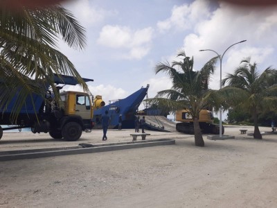 ނަރުދޫ ބަނދަރު މަޝްރޫއު ނުނިމެނީސް ސާމާނުތައް ގެންދަން އުޅުމުން ހުއްޓުވައިފި