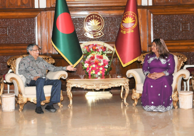 ރާއްޖެއިން ބަންގްލަދޭޝަށް ކަނޑައެޅި ސަފީރު، ބަންގްލަދޭޝްގެ ރައީސަށް ފަތްކޮޅު އަރުވައިފި