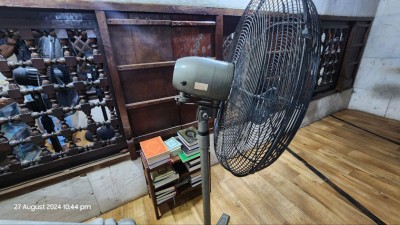 ޢީދު މިސްކިތުން އަނެއްކާ ވެސް ވައްކަމެއް؛ މި ފަހަރު 13 ބޮތްކާއި ފަންކާ ނަރުތަކެއް