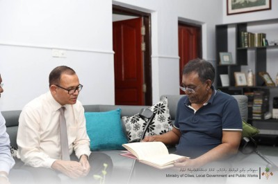ލާމަރުކަޒީ ނިޒާމަށް ގެންނަންޖެހޭ ބަދަލުތަކާ ގުޅޭ ގޮތުން އާދަމް ޝަރީފް، އިބުރާއާ މަޝްވަރާކުރައްވައިފި