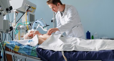 ކަންބޮޑުވެ ހާސްވެފައި ތިބި މުސްކުޅި ދެމަފިރީން