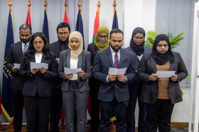 އަލަށް އަށް ވަކީލަކު ހުވާކޮށް، ގާނޫނީ ވަކީލުކަމުގެ ހުއްދަ ހޯދައިފި