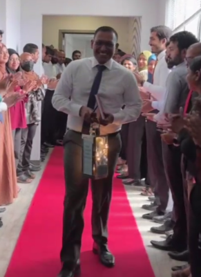 ޕީޖީ އޮފީހުގެ މުވައްޒަފުން ޝަމީމަށް އަލްވަދާއުކީ ރަތް ދޫލައިގައި