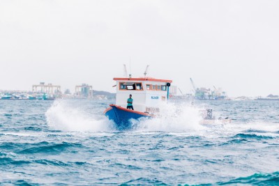 ފަސް މީހުންނާއެކު ކާށިދޫއަށް ދަތުރުކުރި ދޯންޏެއްގައި އަލިފާން ރޯވެއްޖެ