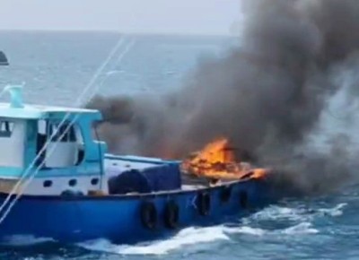 ކުޑަހުވަދޫ ކައިރީ އޮތް ދޯންޏެއްގައި އަލިފާން ރޯވެއްޖެ