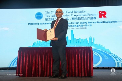 މީރާއިން ބްރިޓަކޮމްގެ މެންބަރަކަށް ވާން ފަހުމުނާއެއްގައި ސޮއިކޮށްފި