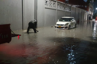 މާލޭގެ މަގުތަކުގައި ފެންބޮޑުވެ ސިފައިން ނިކުމެ ފެން ހިންދުމުގެ މަސައްކަތް ފަށައިފި