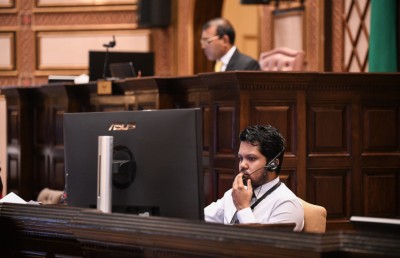 މަޖިލީހުގެ ކޮމިއުކޭޝަންސް ޑިރެކްޓަރު ޒިޔާއު ވަޒީފާއިން ވަކިކޮށްފި، ތުހުމަތުތަކަކާއެކު ޓްރައިބިއުނަލަށް