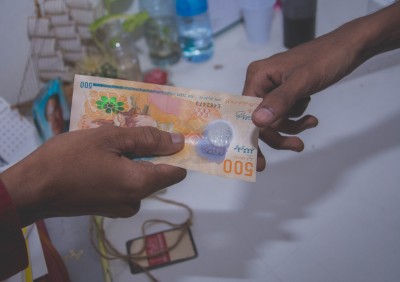 ސައްހަ ނޫން 500 ރުފިޔާގެ ނޫޓެއް މާރުކުރަން އުޅުނު މީހަކު ހައްޔަރުކޮށްފި