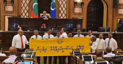 މަޖިލިސް ޖަލްސާތައް މިހާރު ގާނޫނާ ޚިލާފު ކަމަށް ބުނެ، ޖަލްސާ ބޮއިކޮޓްކުރަން އެމްޑީޕީން ނިންމައިފި