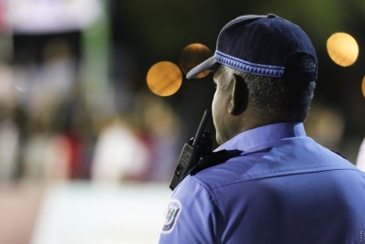 ތޫނު އެއްޗަކުން ފުލުހަކަށް ހަމަލާ ދޭން އުޅުމުގެ ތުހުމަތުގައި މީހަކު ހައްޔަރުކޮށްފި