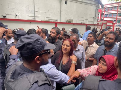 އެމްޑީޕީން މުޒާހަރާކުރަނިކޮށް، ސަރުކާރު އެކްޓިވިސްޓުން ދިއުމުން ހޫނުވެއްޖެ