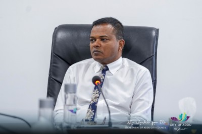 އައްޑޫގައި ގާމަންޓް ފެކްޓްރީ އަޅަން ދިން ބިން ދޫކޮށްލާތީ މޭޔަރުގެ ކަންބޮޑުވުން