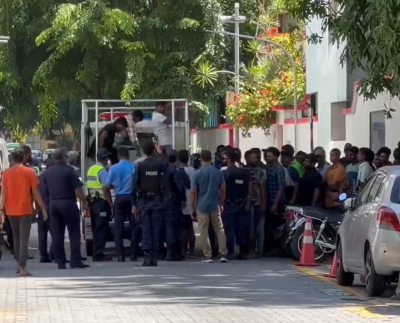 މުސާރަ ނުދޭ ކަމަށް ބުނެ ބިދޭސީން މުލިއާގެ ކައިރިއަށް، 55 މީހުން ހިފަހައްޓައިފި