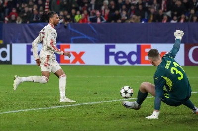 ފަހަތުން އަރައި ޝަކްޓާ ސައިޒުކޮށްލާފައި، ބަޔާން 8 ވަނައަށް އަރައިފި