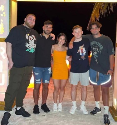 ޔޫކޭގެ އޮފީހެއްގެ ވެރިޔާ، މުވައްޒަފުންނަށް ހަދިޔާއަކަށް ދިނީ ރާއްޖޭގައި ޗުއްޓީއަކާއި ރޮލެކްސް ގަޑިއެއް