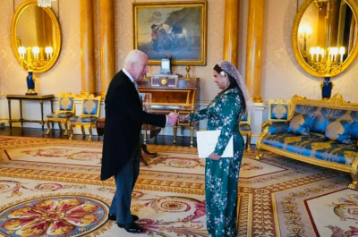 އިރުތިޝާމްގެ ސަފީރުކަމުގެ ފަތްކޮޅު ރަސްގެފާނު ޗާލްސްއަށް އަރުވައިފި