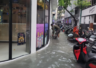 ފެންބޮޑުވެ ލިބުނު ގެއްލުމާ ހެދި، މާލެއިން 32 މީހަކު ވަގުތީ ބޯހިޔާވަހިކަމަށް