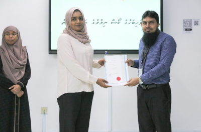 އައިޔޫއެމްގެ މުވައްޒަފުންނަށް ކުރިއަށް ގެންދިޔަ ދިވެހިބަހުގެ ކޯސް ނިންމާލައިފި