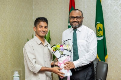 ނާއިޝްއަށް ކެލިގްރަފީ ދަސްކޮށްދޭން މިނިސްޓްރީން ފަންނުވެރިއަކު ހަމަޖައްސައި ދެނީ