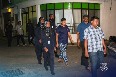 މާލޭގެ ކޮފީ ޝޮޕްތައް ބަލައި، ގަވައިދާ ޚިލާފަށް އުޅުނު 5 ބިދޭސީއަކު ހޯދައިފި