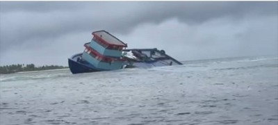 ރޯދަ ހަދިޔާ ހިފައިގެން ދިޔަ ދޯނި ފަރަށް އަރައި، ކާޑުތައް މޫދަށް