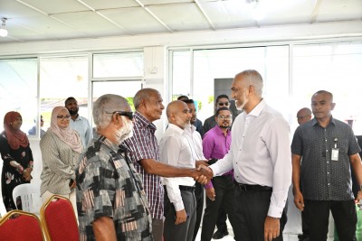 ރަށްރަށުގެ ޚިދުމަތްތެރިން ރައީސް އަރިހުގައި؛ ކުރީ ސަފުގައި!