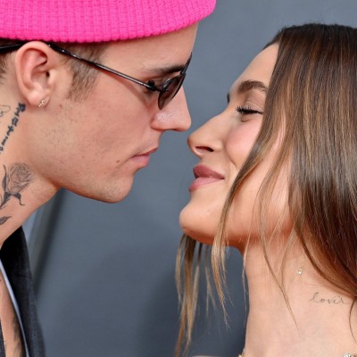 ޖަސްޓިން އޭނާގެ އަންހެނުން އަންފޮލޯ ކޮށްލައިފި، ބުނަނީ ''މަށެއް ނޫން!''