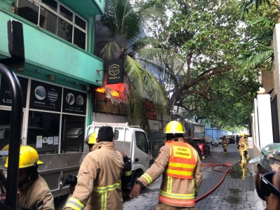 ފެން ހޮޅިއަށް ގެއްލުންވެ، 2 ގެއަކުން 55 މީހަކު ވަގުތީ ބޯހިޔާވަހިކަމަށް