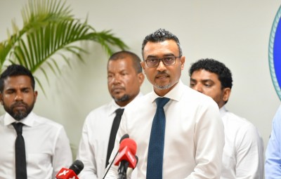 ކޯޓުތައް "ސައިޒުކުރަން" އުޅެނީ ސަރުކާރުން ބޭނުންވާ ކަންތައްނުވެ "އިތުބާރުގެއްލުމުން": ނާޒިލް