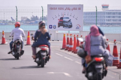 ހައިވޭގައި ކާރަކާއި ދެ ސައިކަލު ޖެހި، ތިން މީހަކަށް އަނިޔާތަކެއް