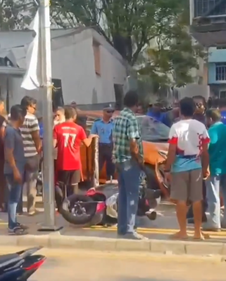 ކާރެއް ކޮންޓްރޯލްނުވެ ބޮޑު އެކްސިޑެންޓެއް: ކާރާއި ސައިކަލުތަކަކަށް ބޮޑު ގެއްލުމެއް