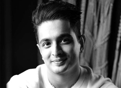 މަޝްހޫރު ޕޮޑްކާސްޓާ ރަންވީރާ ދެކޮޅަށް ފިޔަވަޅު އަޅަން ގޮވައިލައިފި