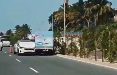 ކާރަކާއި ޕިކަޕެއް ޖެހި، ޑްރައިވަރުގެ މޫނަށް ބިއްލޫރި ގޮސްގެން ހޮސްޕިޓަލަށް