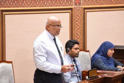 ބޭރުގައި ކިޔަވާ ދަރިވަރުންނަށް ދިމާވާ ފައިސާގެ ދަތިތަކާ ގުޅިގެން މިނިސްޓަރާ ސުވާލުކުރަނީ