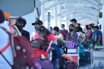 ބައި މިލިއަން ޓޫރިސްޓުން އައިއިރު އިންޑިއާ މާކެޓް އަދިވެސް ދަށަށް