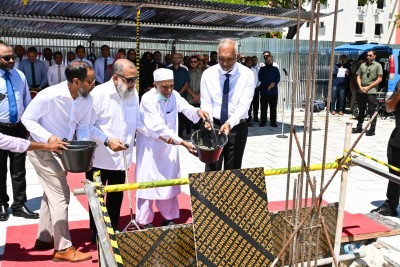 ރިސާޗް ލައިބްރަރީއަކާ އެކު ހުޅުމާލޭގައި މިސްކިތެއް ބިނާކުރަނީ، ބިންގާ އަޅުއްވައިދެއްވީ ރައީސް