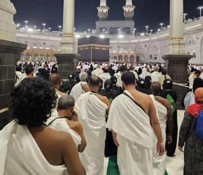 އުމުރާއަށް ދިޔަ ދުވަސްވީ ދެމަފިރިއަކު ނުލައި ގުރޫޕަކުން ރާއްޖެ އައި މައްސަލައެއް