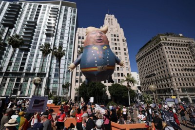 ޓްރަމްޕްގެ ހަރުކަށިކަމާއި ޚުދުމުޚްތާރުކަމާ ދެކޮޅަށް އެމެރިކާގައި މުޒާހަރާތައް ފަށައިފި