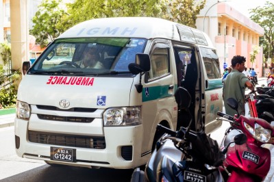 ފުރާޅެއް މައްޗަށް ވެއްޓުނު ޒުވާން އަންހެނަކަށް ފަރުވާ ދެނީ