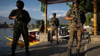 އިންޑިއާއިން ކަޝްމީރުގެ ޓޫރިސްޓް މަންޒިލްތަކުގެ ދެބައިކުޅަ އެއްބައި ބަންދުކޮށްފި