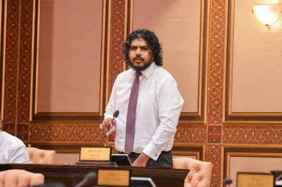 ސިނގިރޭޓު މަނާކުރާއިރު ޕްލޭނެއް އޮންނަންޖެހޭ، ނޫނީ ވާނީ ނިއުޒިލޭންޑްގައި ވީހެން: އަޒާން