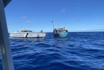 ސްރީލަންކާގެ މަސް ބޯޓެއް, އޮޔާދާތީ ސިފައިން އެހީތެރިވަނީ