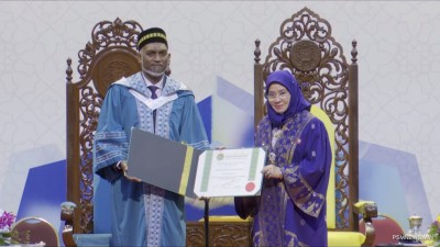 ރައީސަށް އައިއައިޔޫއެމްގެ އޮނަރަރީ ޑޮކްޓަރޭޓްކަން އަރުއްވައިފި